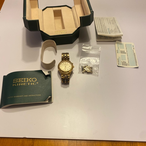 Seiko kinetic men’s Bass Pro Award Watch.